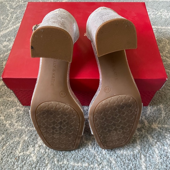 Kelly & Katie Caital Heels Silver 7M - Picture 9 of 17